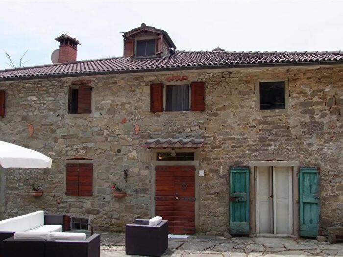 Casa con 7 locali in vendita in Londa