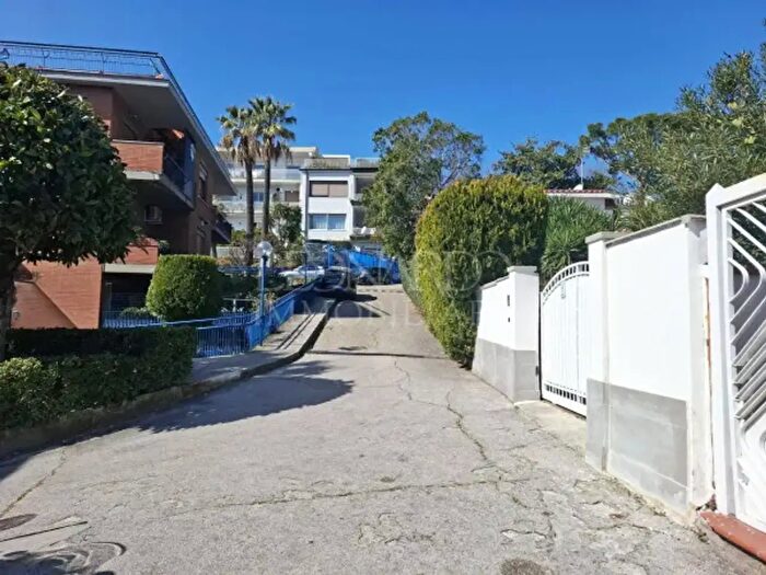 Appartamento con 6 locali in vendita in Via Francesco Petrarca, Napoli