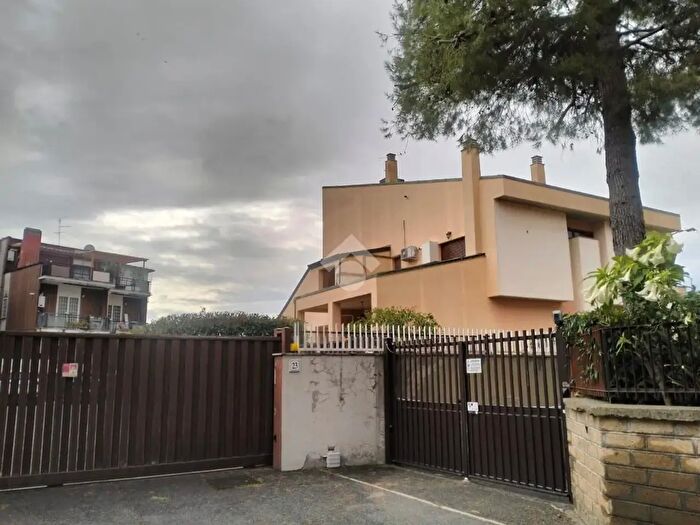 Appartamento trilocale in affitto in Via Binetto, Roma