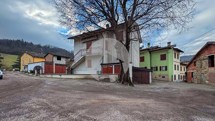 Appartamento con 5 locali in vendita in Località Cerezzola, Canossa