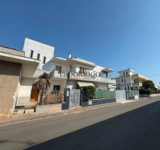 Casa con 6 locali in vendita in Veglie