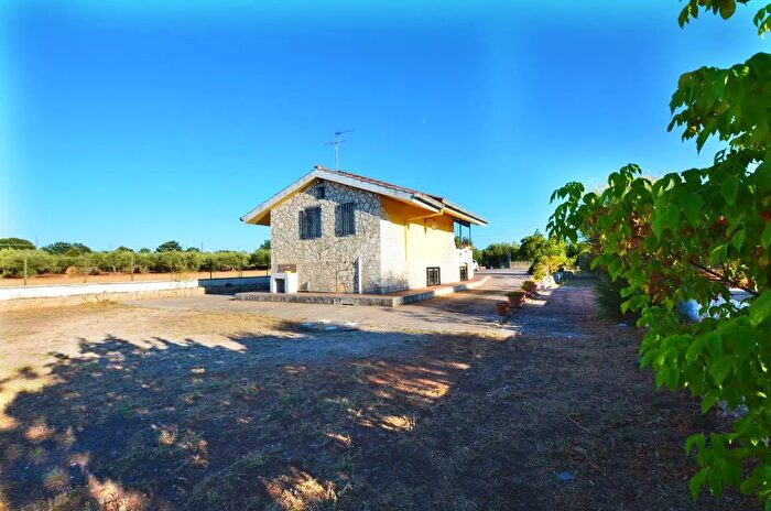Casa trilocale in vendita in Carraro Piscina Mandorla Amara, Gioia Del Colle