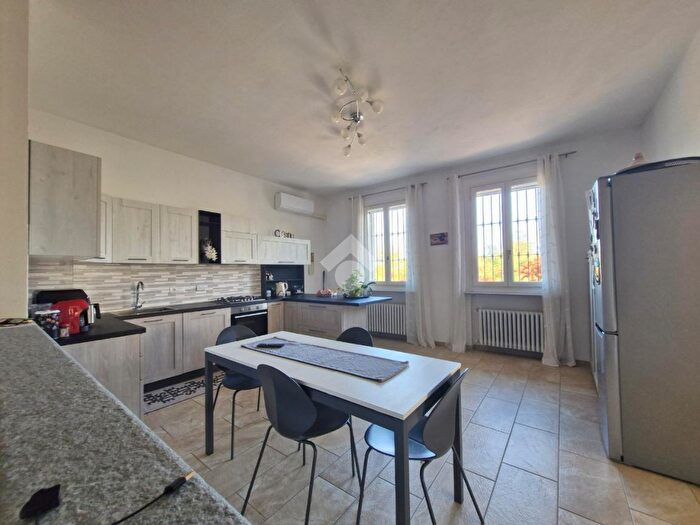 Casa con 10 locali in vendita in Frazione Valleandona, Asti