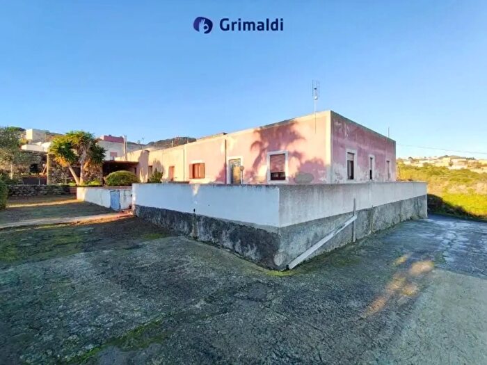 Appartamento con 6 locali in vendita in Via Marina, Pantelleria