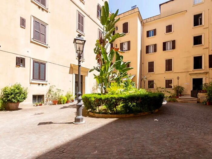 Appartamento trilocale in vendita in Via Goffredo Mameli, Roma