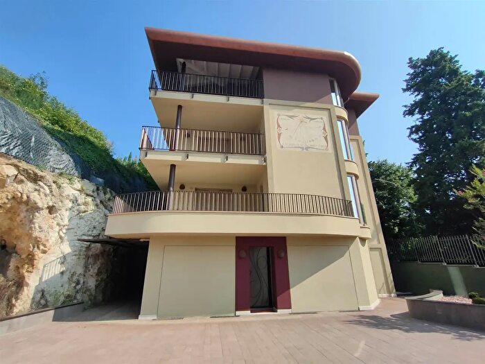 Appartamento trilocale in affitto in Via Caroto, Verona