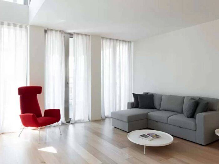 Appartamento trilocale in affitto in Via Volturno, Isola, Milano