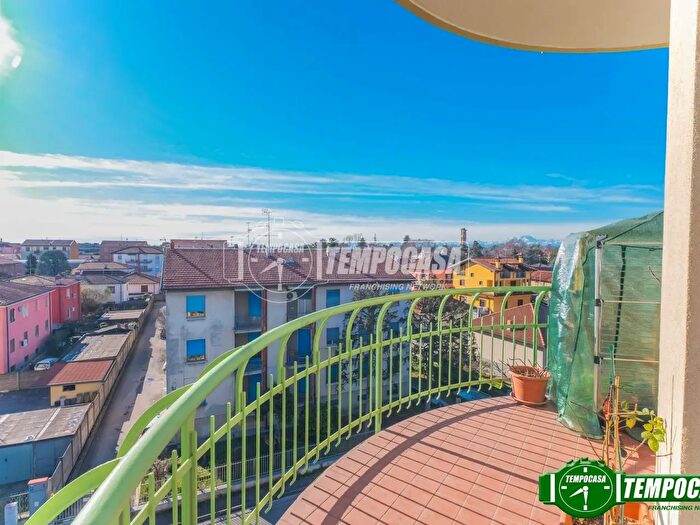 Appartamento trilocale in vendita in Via Piave, Bareggio