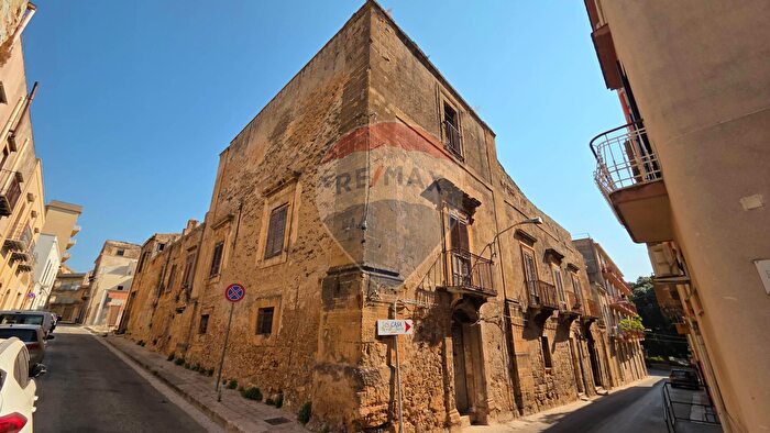 Casa con 15 locali in vendita in Castelvetrano