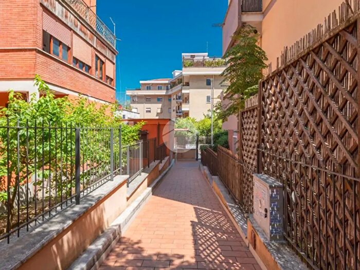 Appartamento trilocale in vendita in Via Tommaso Silvestri, Roma