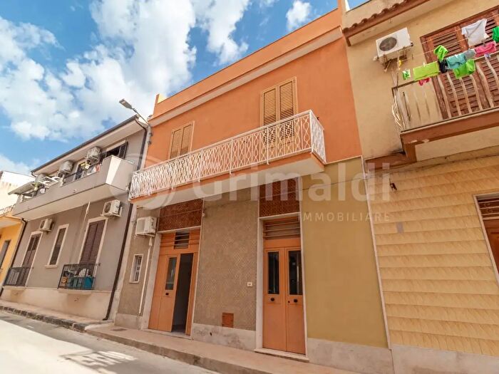 Casa con 7 locali in vendita in Via Isonzo, Avola