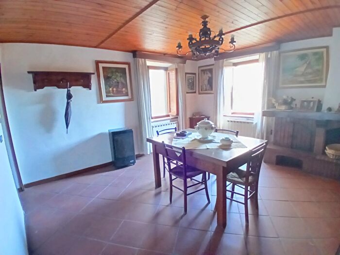 Casa con 6 locali in vendita in Via Aia del Colonnello, Villa Basilica