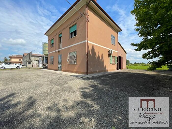 Casa con 8 locali in vendita in Via Larga Cento, Cento