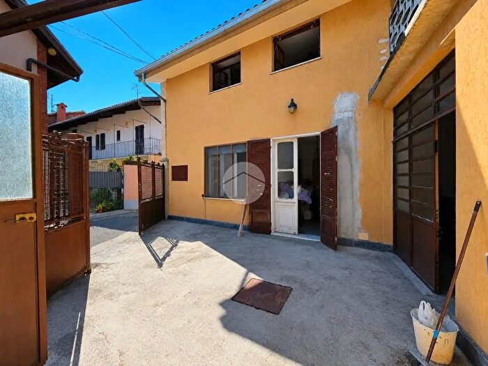 Casa con 6 locali in vendita in Via Maestra, Villareggia