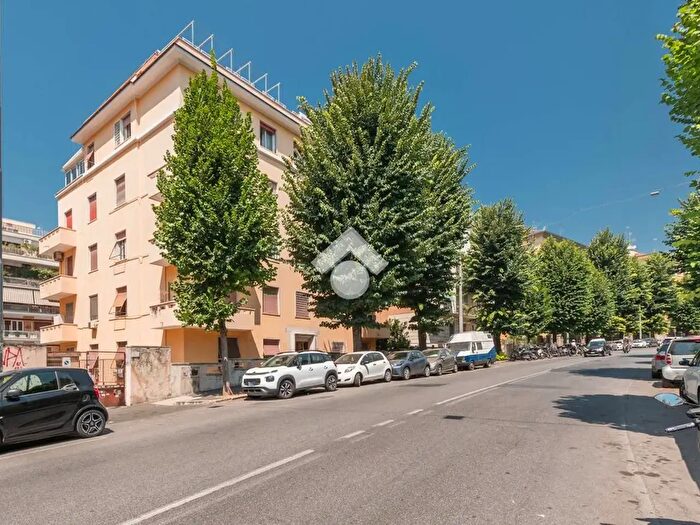 Appartamento trilocale in vendita in Viale delle Medaglie d'Oro, Roma