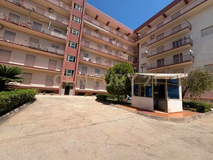 Appartamento con 6 locali in vendita in Via Mattia Preti, Siracusa