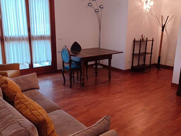 Appartamento trilocale in affitto in Via Pietro Custodi, Corso San Gottardo, Milano