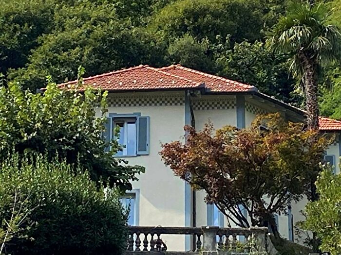 Casa con 7 locali in vendita in Brusimpiano