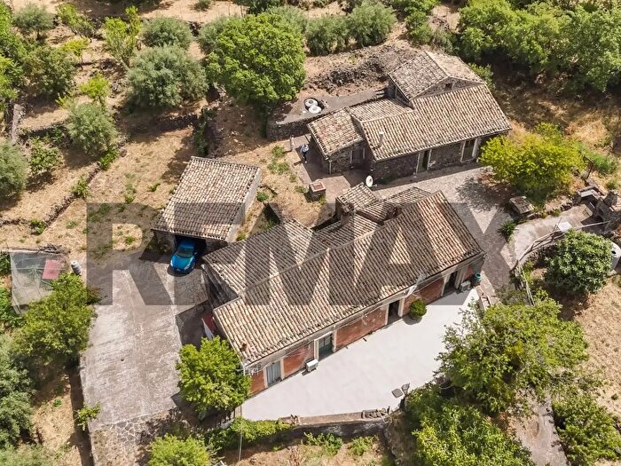 Casa con 8 locali in vendita in Sp, Biancavilla