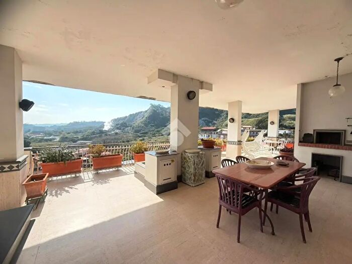 Appartamento con 7 locali in vendita in Via Pisciarelli, Napoli