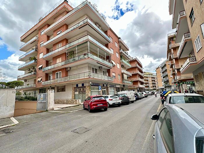 Appartamento con 5 locali in vendita in Via Santa Bernadette, Roma