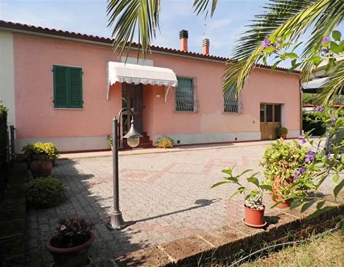 Appartamento con 6 locali in vendita in Rosignano Marittimo