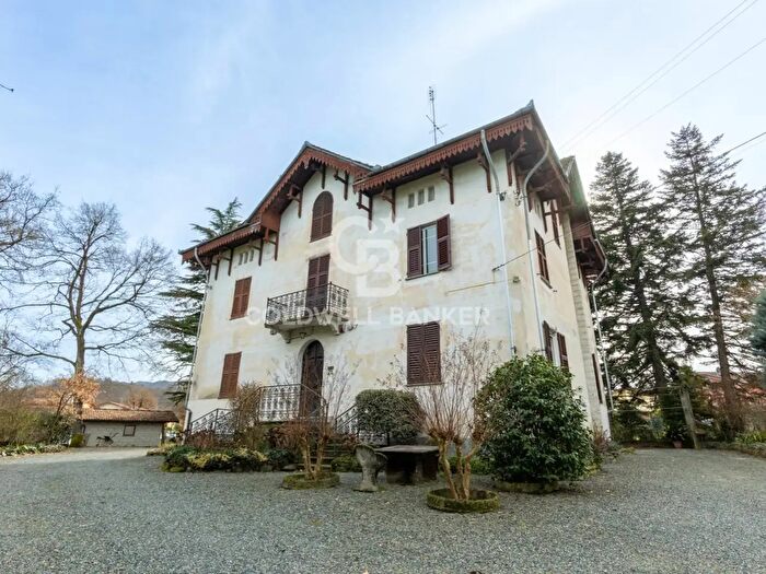 Casa con 10 locali in vendita in Via Roma, Molare