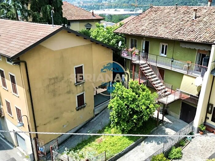Appartamento trilocale in vendita in Via Azzarotti, Pradalunga