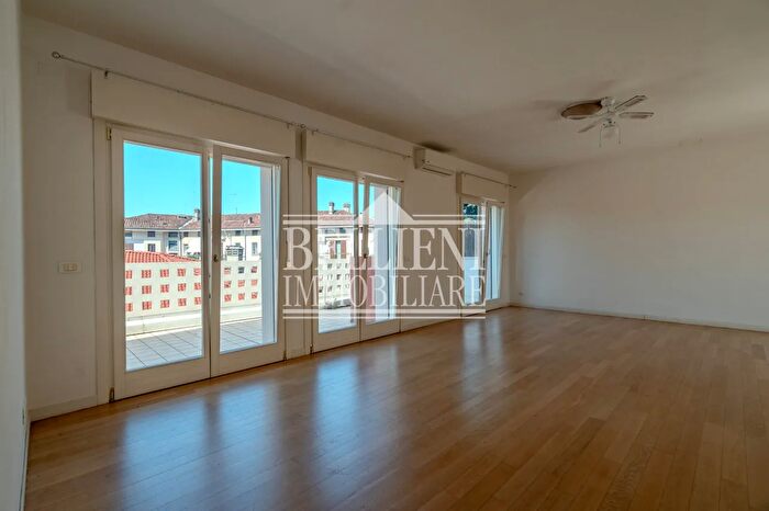 Appartamento quadrilocale in vendita in Via Alessandro Massaria, Vicenza