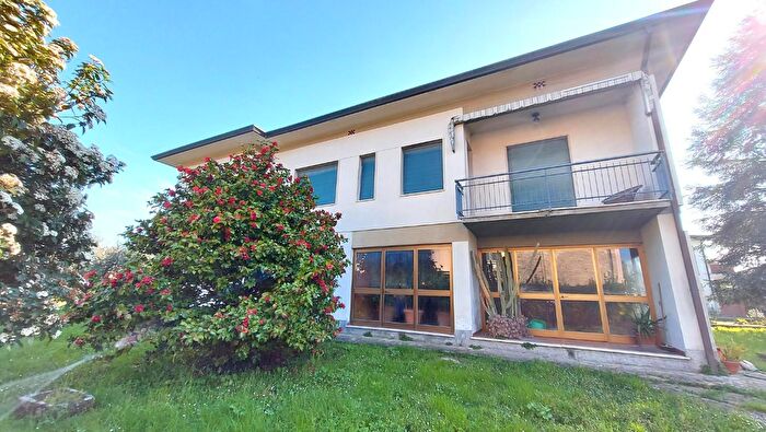 Casa con 12 locali in vendita in Lucca