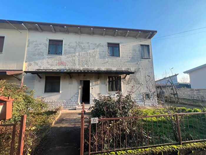 Casa con 6 locali in vendita in Pompiano