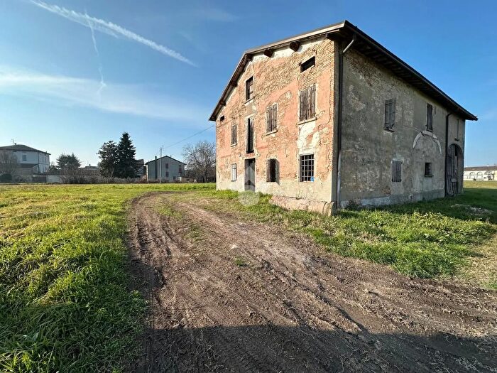 Casa con 9 locali in vendita in Via San Leonardo, Castelnovo Di Sotto