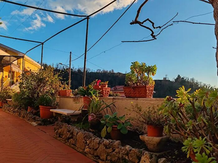 Casa quadrilocale in vendita in Carrara