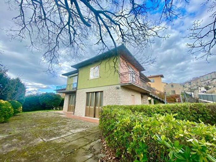 Casa con 5 locali in vendita in Semproniano