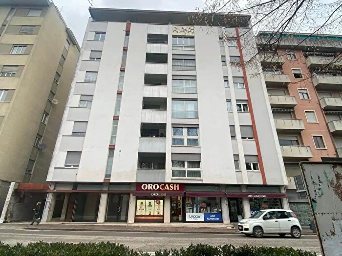 Appartamento trilocale in vendita in Via Baccarini, Schio