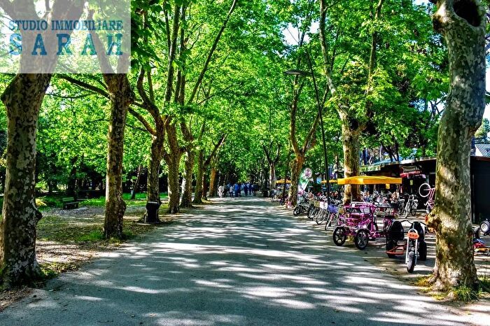 Appartamento con 5 locali in vendita in Via Vespucci, Viareggio