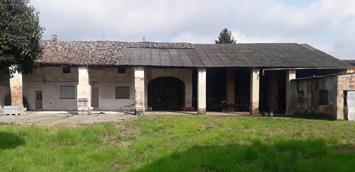 Casa con 9 locali in vendita in Ripalta Arpina