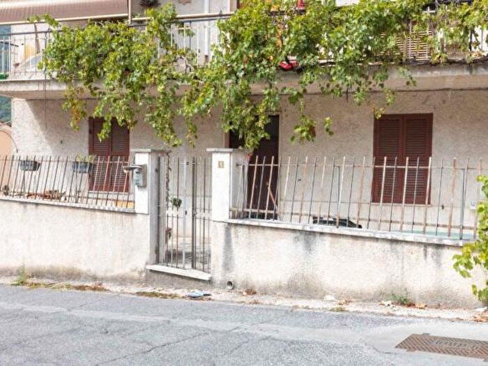 Appartamento quadrilocale in vendita in Via Giuseppe Garibaldi Licenza, Licenza