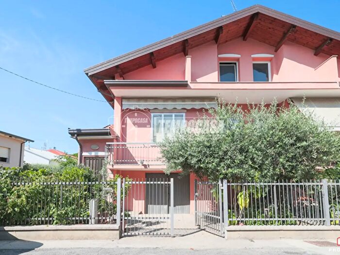 Casa quadrilocale in vendita in Viale Cantù, Riccione
