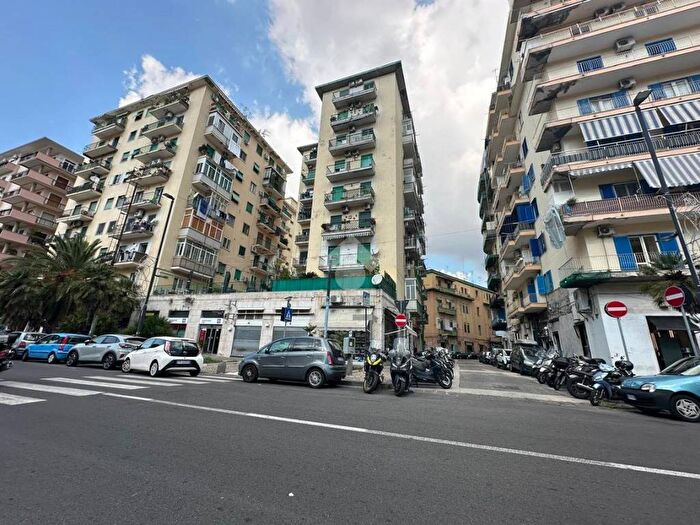 Appartamento trilocale in affitto in Via De Lorenzo, Fuorigrotta, Napoli