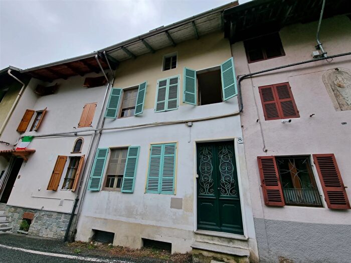 Casa trilocale in vendita in Frazione Prina Borgo Piemonte Italy, Veglio