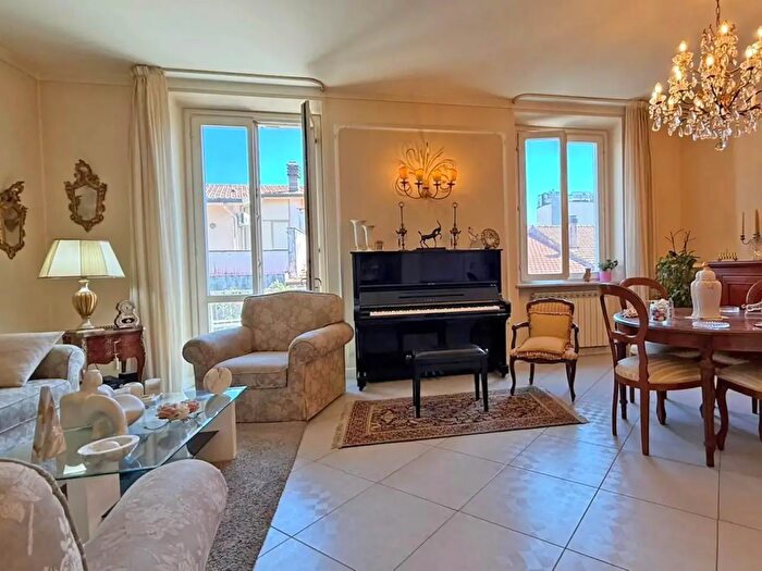 Appartamento con 5 locali in vendita in Viareggio