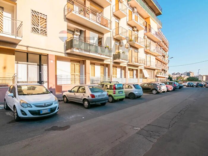 Appartamento trilocale in vendita in Via dei Piccioni, Catania