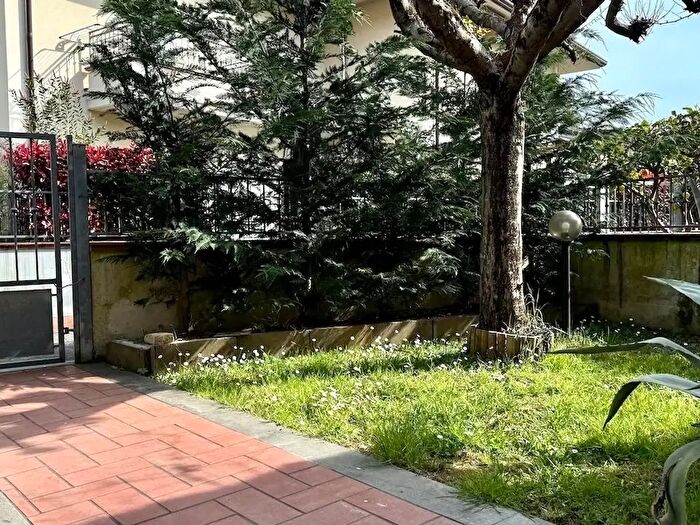 Casa con 6 locali in vendita in Massa