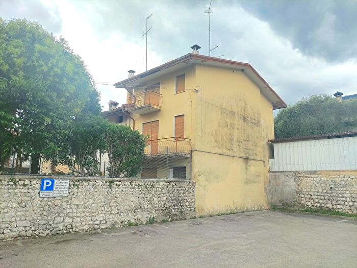 Casa con 6 locali in vendita in Caneva