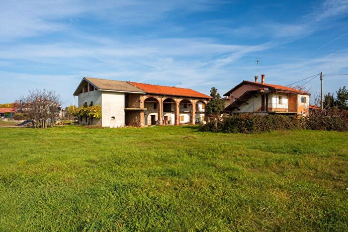 Casa con 15 locali in vendita in Via Giovanni Giolitti, Vignolo