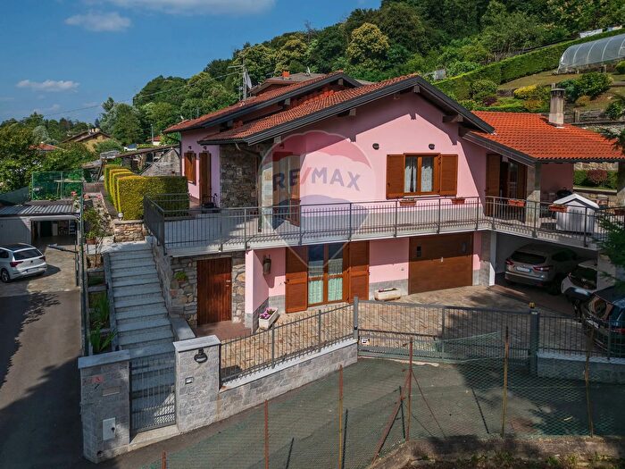 Casa quadrilocale in vendita in Via Signo E Carpio a, Marchirolo