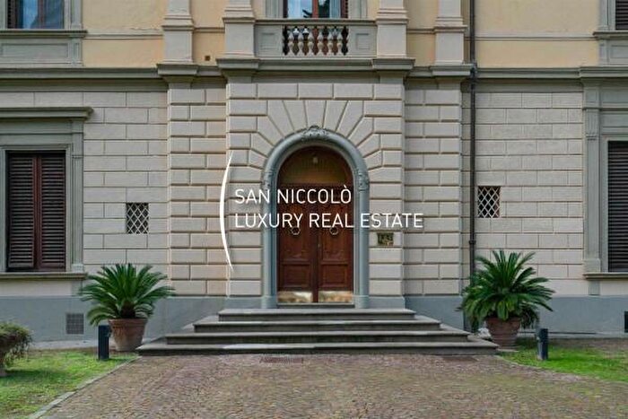 Appartamento con 6 locali in vendita in Via Bolognese, Firenze