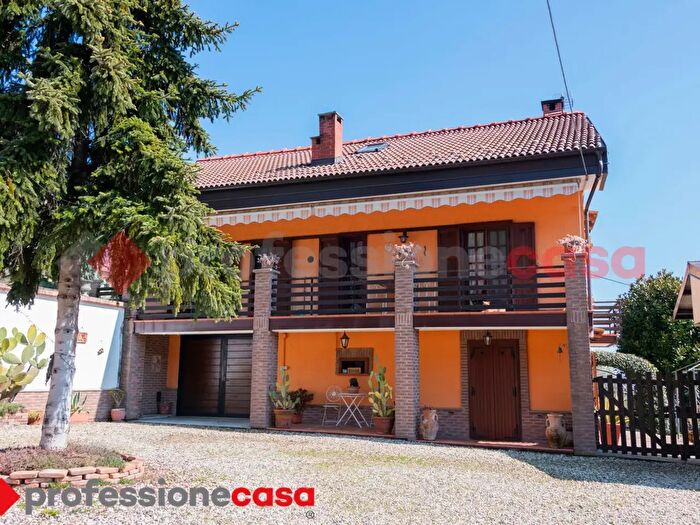 Casa con 8 locali in vendita in Via del Pino, Cumiana