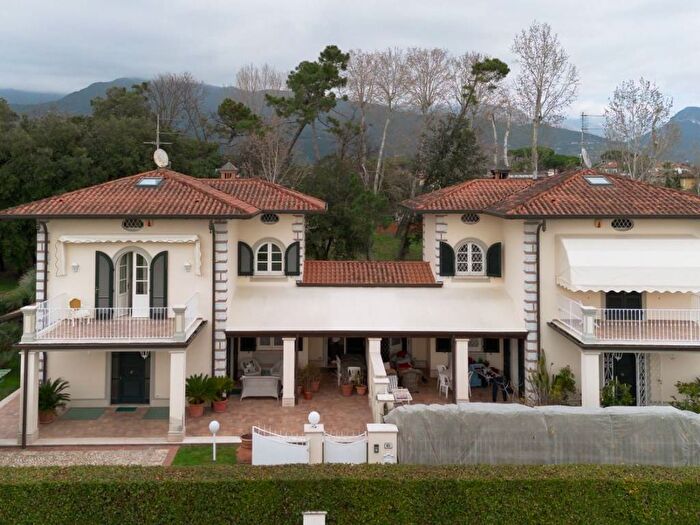Casa con 6 locali in affitto in Via Antonio Canova, Vittoria Apuana, Forte dei Marmi